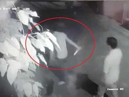 Gã thanh niên bị camera ghi lại cảnh dùng dao đâm bạn nhậu xối xả