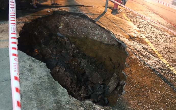 Đồng Nai: Xuất hiện hố tử thần sau mưa lớn