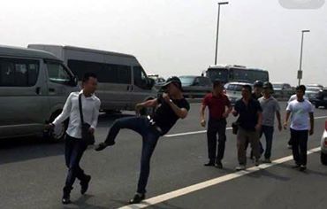 Phóng viên bị đấm chảy máu mồm khi tác nghiệp trên cầu Nhật Tân