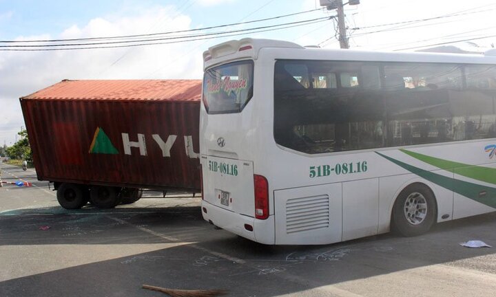 Xe khách va chạm xe container, 17 người thương vong