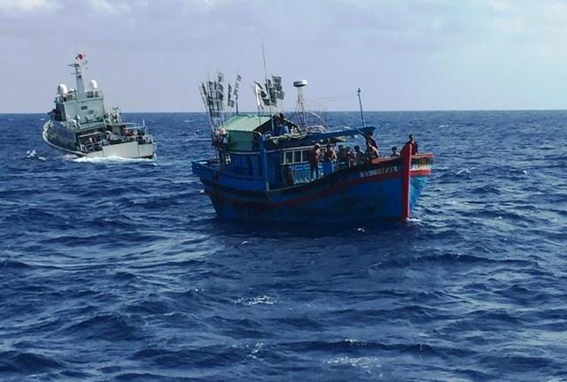 Cứu hộ thành công tàu cá cùng 7 ngư dân trôi trên biển 2 ngày