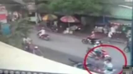 Thiếu nữ đánh bại tên cướp dây chuyền vàng bằng mũ bảo hiểm