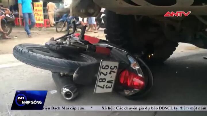 Ôtô thuốc lá lậu gặp nạn sau khi tông chết người