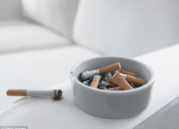 Người lớn hút thuốc trong nhà, trẻ con phải hít chất gây ung thư đến tận 6 tháng