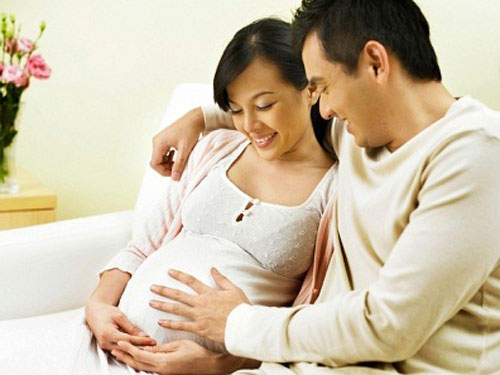 Bất ngờ trước hành động của chồng với vợ bầu trong đêm hôm khuya khoắt