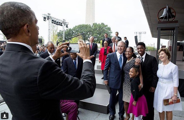 Ông Bush nhờ ông Obama chụp ảnh hộ vì không selfie được