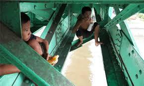 4 đứa trẻ sống vắt vẻo trên dầm cầu giữa Sài Gòn