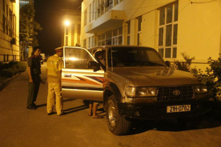 Dùng xe du lịch chở gỗ pơ mu vẫn bị công an phát hiện