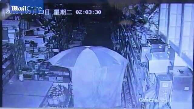 Kỳ quặc tên trộm thuốc lá ngụy trang như phim kiếm hiệp