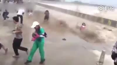 Kinh hoàng thủy triều dữ dội như tận thế, 'nuốt chửng' đám đông