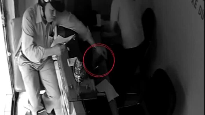 Lật tẩy chiêu trộm điện thoại ngay trước mặt cô gái