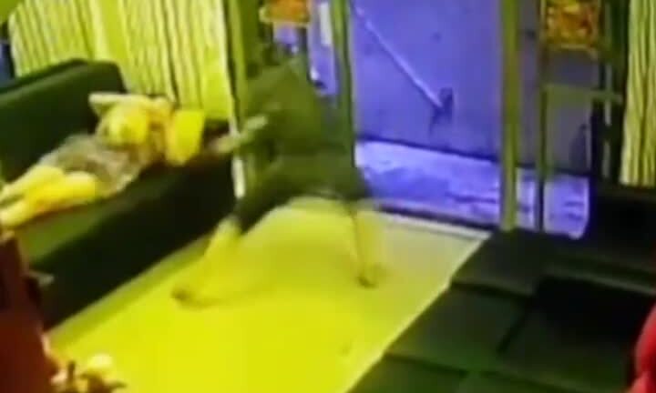 Liều lĩnh xông vào nhà giật iPhone 6 của chủ nhà đang ngủ