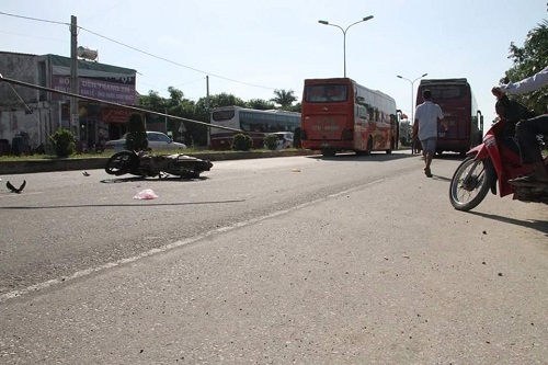 Xe khách tông xe máy sang đường, 3 người thương vong