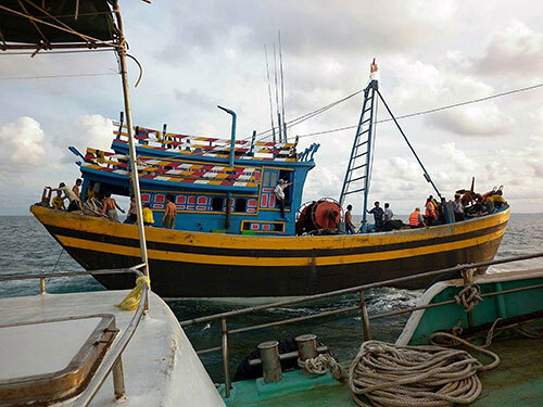 Xử phạt 120 triệu đồng với 2 tàu giã cào xô thanh tra viên xuống biển