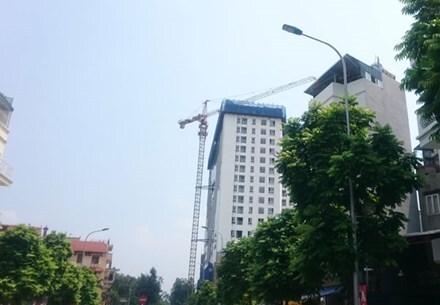 Dùng máy cắt dây kim cương phá dỡ dầm, cột nhà 8B Lê Trực