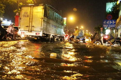 TP HCM lại mưa lớn gây ngập nặng, người dân