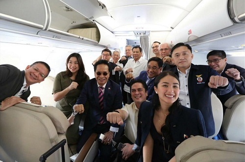 Tổng thống Duterte selfie trên chuyến bay tới Việt Nam