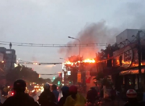 Dây điện cháy, nổ như pháo sau mưa lớn ở TP HCM