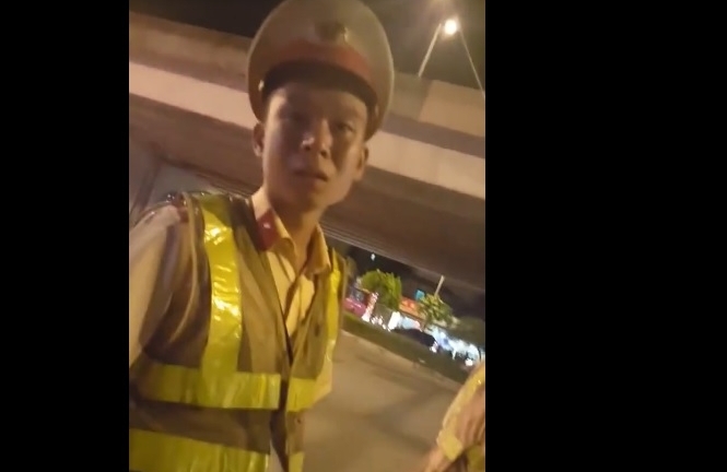 CSGT xin lỗi người dân vì nhìn nhầm vượt đèn đỏ