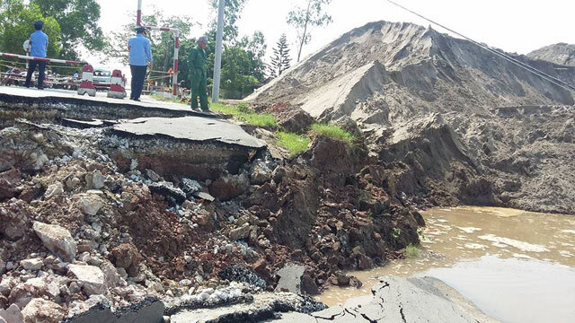 Sập chân cầu phao sông Hóa, giao thông tê liệt