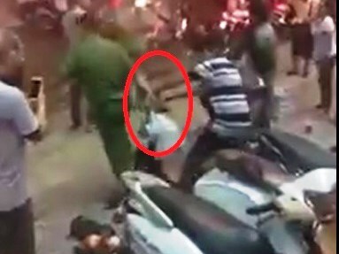 Đình chỉ công tác thiếu úy công an kéo lê người phụ nữ bán rong