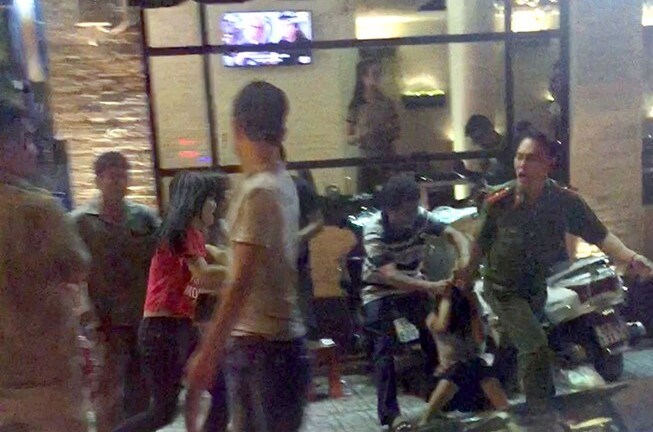 Thông tin mới nhất vụ công an kéo lê phụ nữ ở hồ Con Rùa