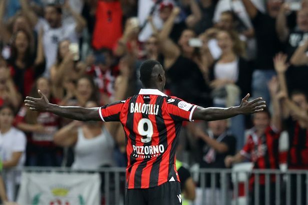 Balotelli lập siêu phẩm trong tư thế lạ, coi khinh Ronaldo