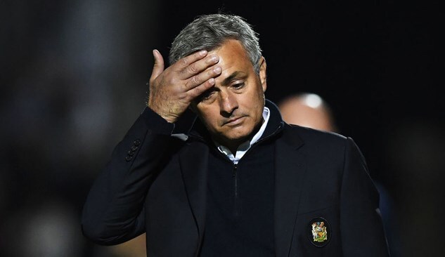 Sự hoảng loạn đang đẩy Mourinho ra khỏi Old Trafford