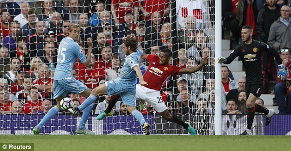MU 1-1 Stoke: Hàng công vô duyên, MU trả giá vì sai lầm của De Gea