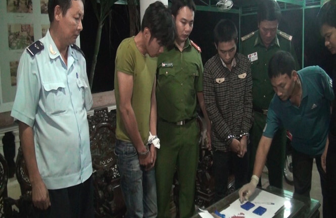 Buôn ma túy trong cơn phê thuốc, đập đầu vào tường, cắn lực lượng chức năng