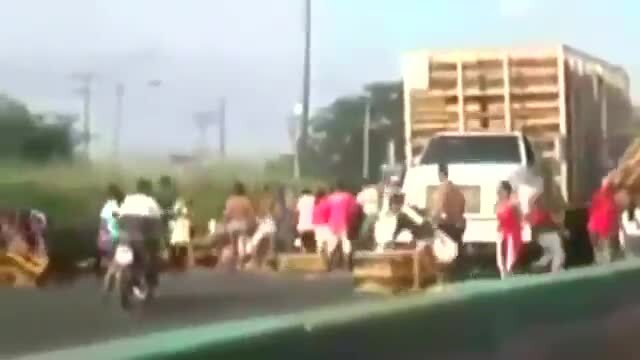 Vì quá đói, dân Venezuela đổ xô đi chặn xe tải, cướp gà