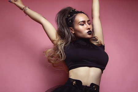 Diễm Hương gây bất ngờ khi cover Whistle của Black Pink