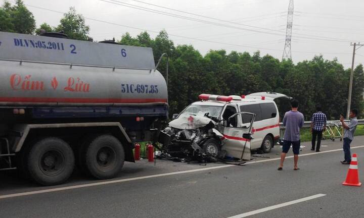 Xe cứu thương tông xe bồn trên cao tốc, 4 người thương vong