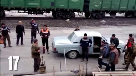 Tròn mắt xem 17 người đàn ông lực lưỡng nhồi nhét trong xe 4 chỗ