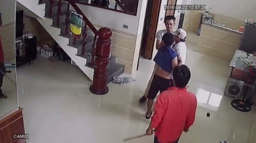 Nhóm côn đồ manh động xông vào nhà tấn công người dân