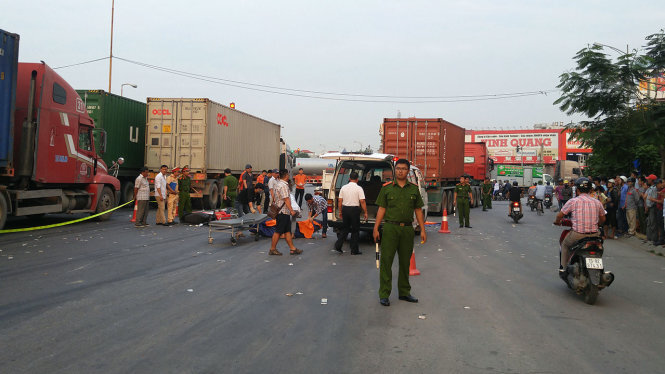 Hai anh em chết thảm dưới gầm xe container sau khi đi dự đám tang về