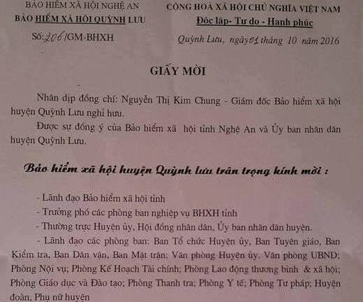 Đóng dấu đỏ lên giấy mời dự liên hoan giám đốc về hưu