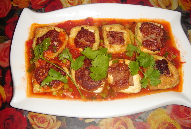 Đậu phụ nhồi thịt sốt cà chua – món ăn gia đình của người Việt