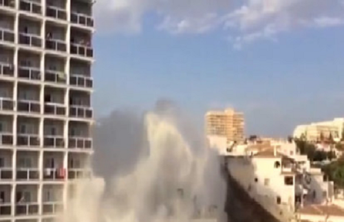 Cột nước 18 m như sóng thần do vỡ đường ống ở Tây Ban Nha