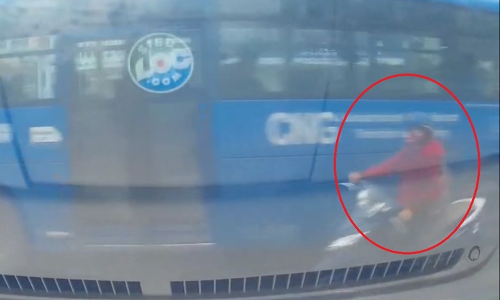 Chạy xe máy ngược chiều, cô gái đau đớn vì ngã trước đầu ôtô