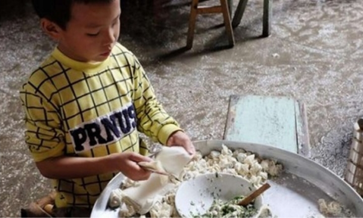 Thấy gì qua việc cậu bé 8 tuổi gói 10.000 chiếc sủi cảo mỗi ngày