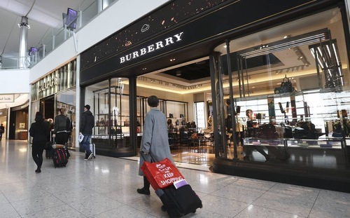 Hàng hiệu ở Anh “rẻ” nhất thế giới nhờ đồng Bảng mất giá