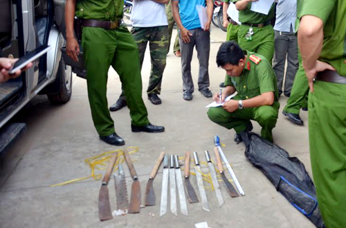 Bắt 13 giang hồ mang theo bao tải mã tấu đi