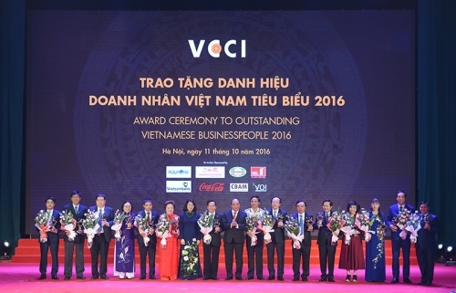 100 doanh nhân Việt Nam tiêu biểu 2016 nhận cúp Thánh Gióng