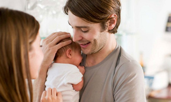 3 tháng chăm vợ đẻ, chồng em đầu bù tóc rối, râu ria lởm chởm