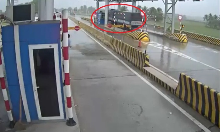 Khoảnh khắc xe tải tông nát trạm thu phí ở Khánh Hòa