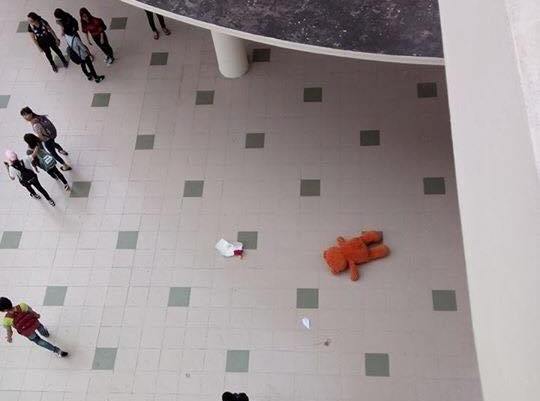 Tỏ tình bất thành, nam sinh viên vứt hoa và gấu xuống sân trường