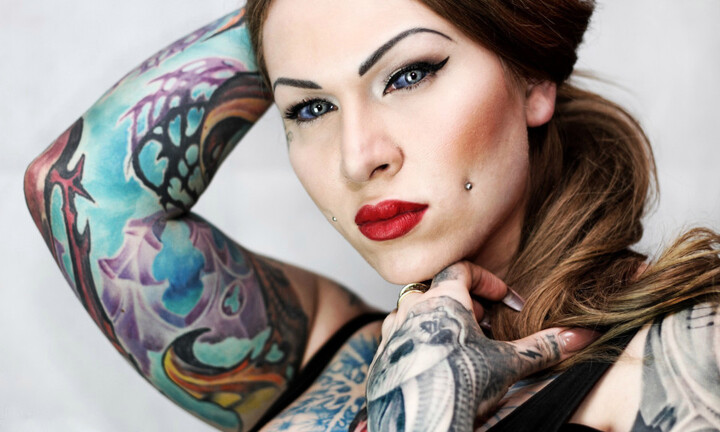 Cô gái gây sốt với hình ảnh xăm đầy mình và lưỡi xẻ đôi