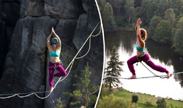 “Đứng tim” cô gái tập Yoga trên dây giữa vực núi sâu hun hút