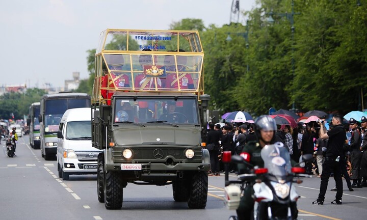 Đưa linh cữu quốc vương Thái Lan về tới Hoàng cung